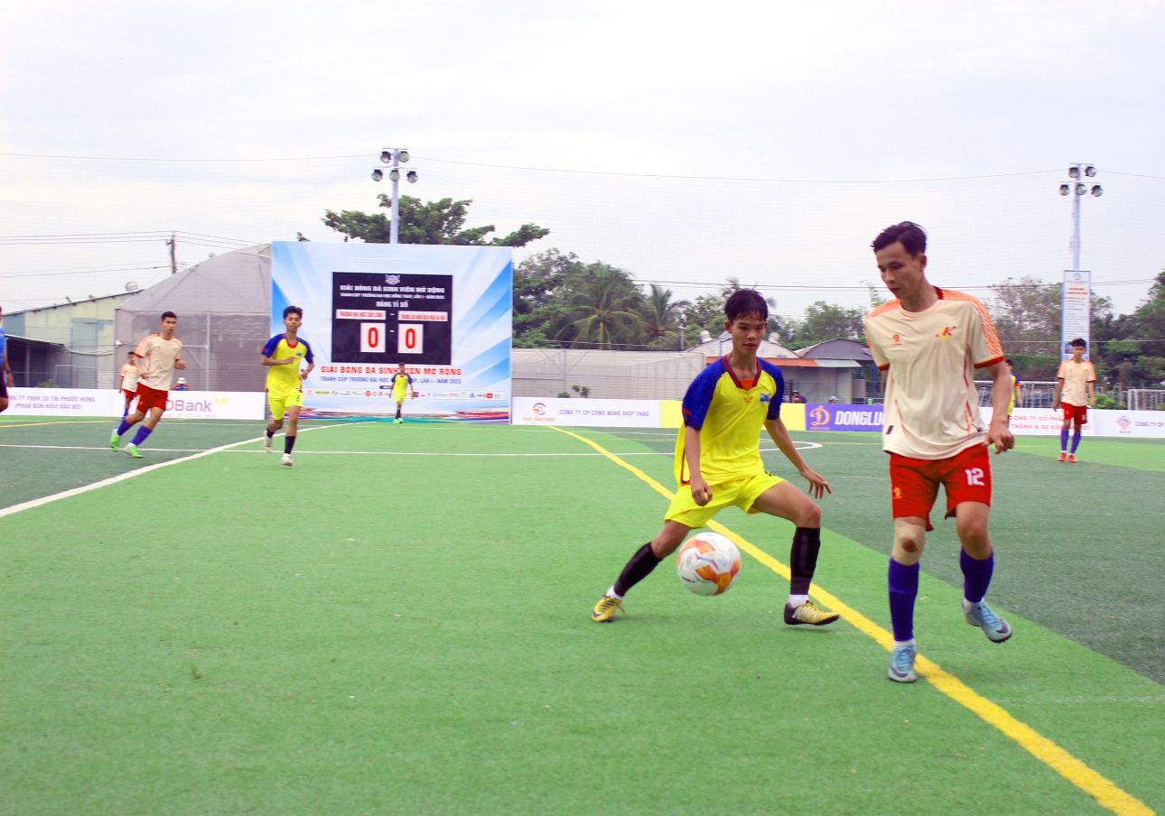 Co 8 doi bong den tu cac truong dai hoc, cao dang tham gia Giai bong da sinh vien mo rong tranh cup Truong Dai hoc Dong Thap lan thu I-2025. Anh: Lam Dien