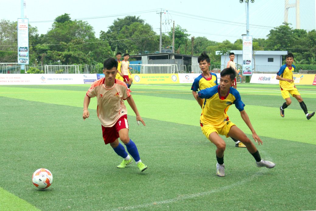 Nhieu nguoi  ky vong la san choi bong da chuyen nghiep cho sinh vien mien Tay. Anh: Lam Dien