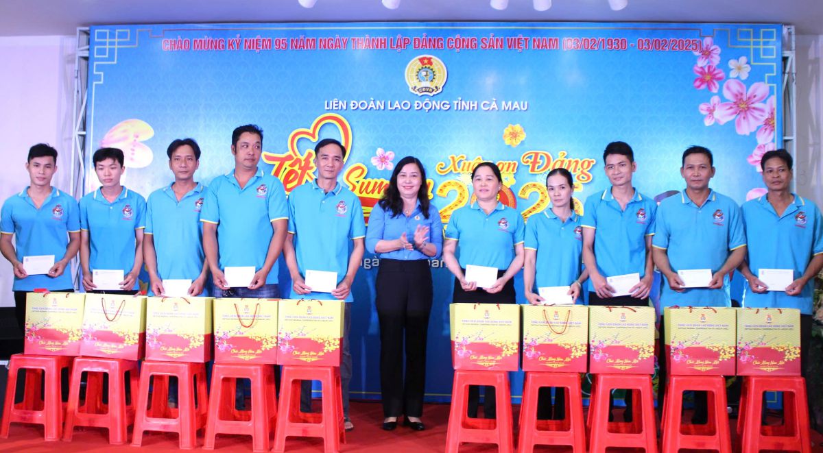 Huynh Ut Muoi氏 -  Ca Mau Mau Provincial Labor Federationの議長であるCa Mau州のベトナム祖国正面委員会の副会長 - 労働組合員に贈り物を贈りました。写真：Nhat Ho