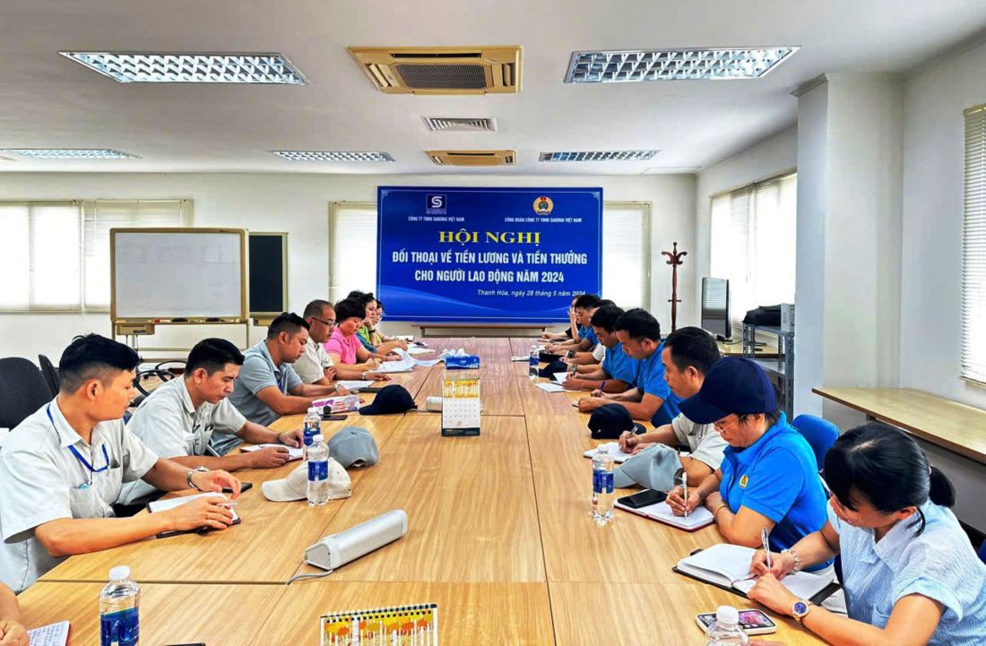 Sakurai Vietnam Co. Ltd.の労働組合は、労働者の給与とボーナスについて会社のリーダーと対話しています。写真:Quoch Du