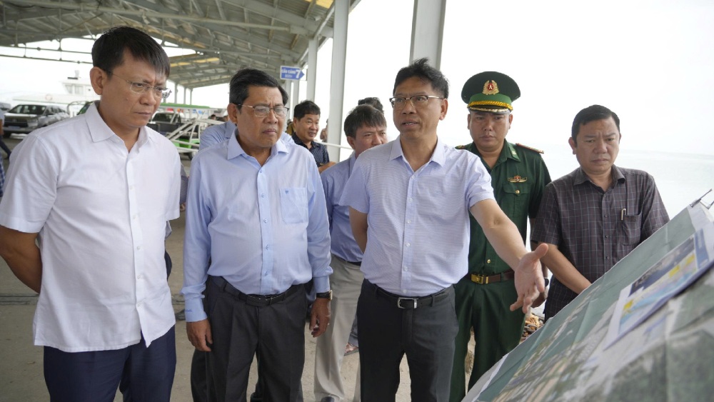 グエン・スアン・サン建設次官(中央)と、Phu Quoc特別区の調査に来た作業部隊。写真:ナム・フオン