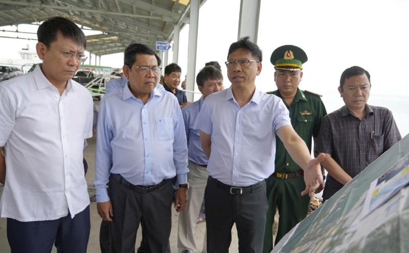 Deputy Minister of Construction Nguyen Xuan Sang (middle) and the working delegation came to survey Phu Quoc Special Zone. Photo: Nam Phuong