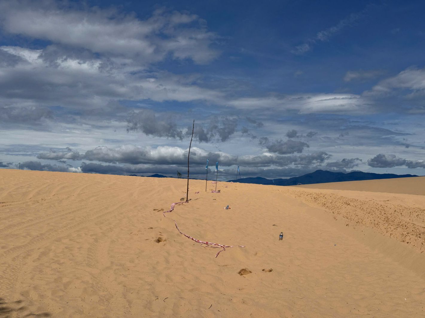 Despues del reflejo del periodico Lao Dong, se desmantelaron las pilas de bambu y los cables en Quang Phu Sand Hill. Foto: Cong Sang