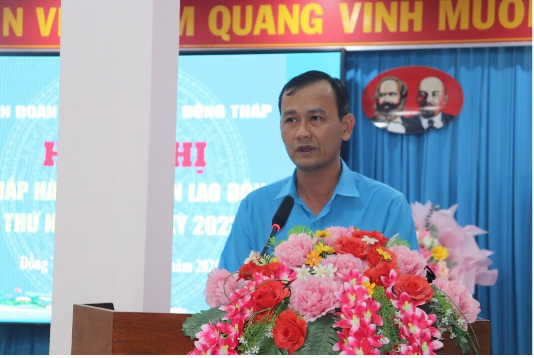 Pho Chu tich Thuong truc LDLD tinh Dong Thap Hoang Khac Tinh cong bo Quyet dinh cua Tong LDLD. Anh: Luu Hung.