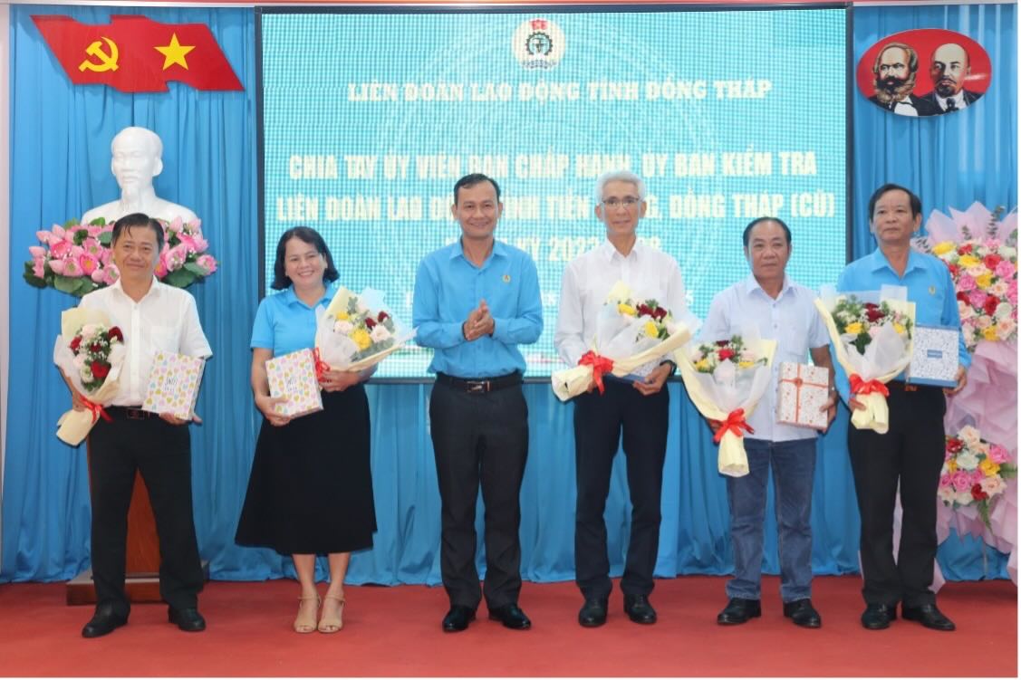 Thuong truc LDLD Tinh tang hoa va qua cho cac dong chi nguyen Uy vien Ban Chap hanh, uy vien Uy ban kiem tra LDLD tinh Dong Thap. Anh: Luu Hung.