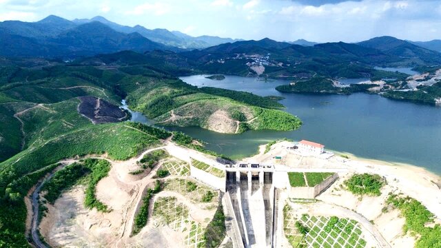 Cong trinh bao gom dap chinh cao hon 53m, dai 850m, dap phu va he thong duong ong cap nuoc dai gan 30km.