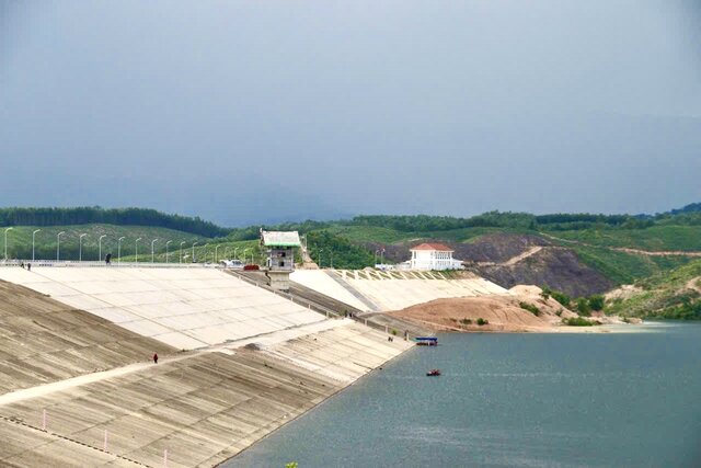 Cong trinh bao gom dap chinh cao hon 53m, dai 850m, dap phu va he thong duong ong cap nuoc dai gan 30km. Anh: Dang Tinh