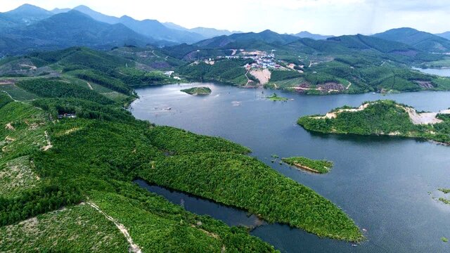Ngoai tru nuoc, ho Canh Tang duoc ky vong se tao dieu kien phat trien thuy san va du lich sinh thai, dam bao an toan, trat tu cho dia phuong.