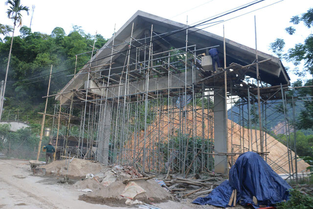 Cong vao cua ho Canh Tang dang duoc hoan thien.