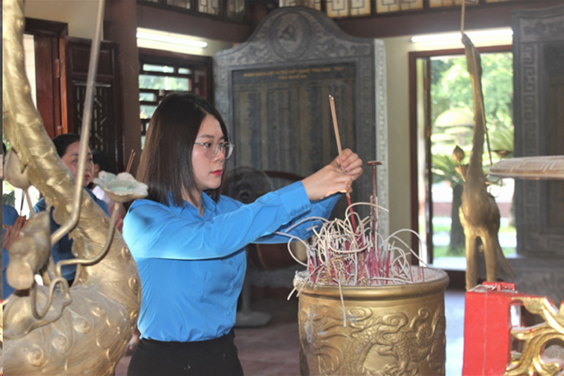 Pho Chu tich Phu trach LDLD tinh Cao Bang Nguyen Thi Huong Nhung dang huong tai cac khu di tich. Anh: Dam Tu