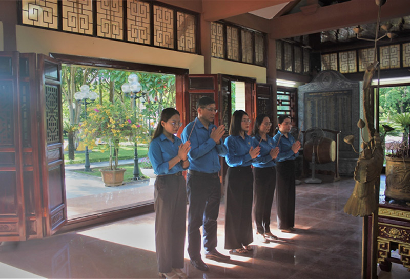 Cao Bang Labor Federationは、いくつかの歴史的な場所で香を促しました。写真：ダムTU
