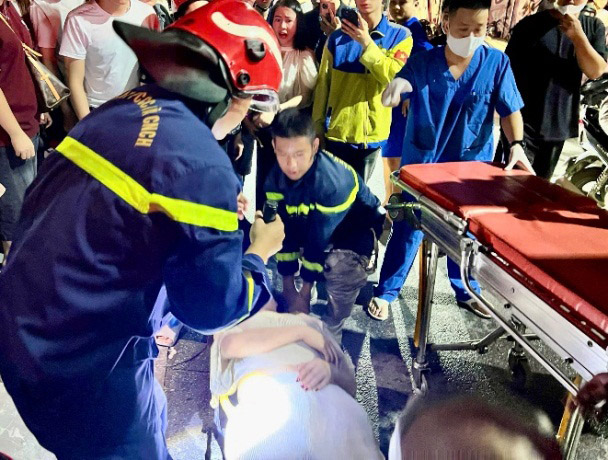 Tay湖地域で湖に飛び込んだ少女は、当局によって安全に岸に引き上げられました。写真:ハノイ警察