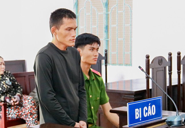 Đi nhậu về kiếm chuyện đâm người rồi đốt xe, bị cáo Dương Chấn Phát lãnh hơn 13 năm tù. Ảnh: Nhật Hồ
