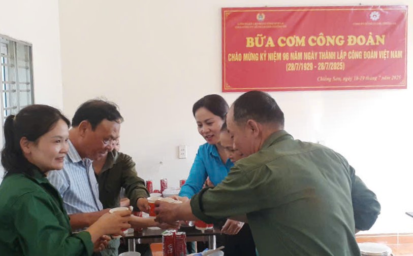 「労働組合の食事」は、7月18日午後にChieng Ve茶株式会社のCDCSによって開催されました。写真:Nguyen Truong