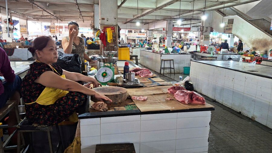 Pork traders at Quang Ngai market are saddened because their pork is sluggish and unprecedented. Photo: Vien Nguyen