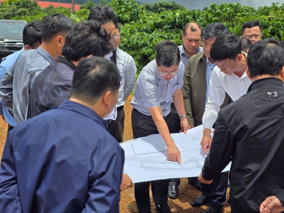 Lanh dao UBND tinh Lam Dong chi dao tranh truong hop xay ra xay dung, trong cay loi dung chinh sach boi thuong. Anh: Lam Hong