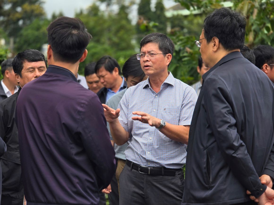 Ong Nguyen Hong Hai, Pho chu tich UBND tinh Lam Dong cung doan cong tac di kiem tra thuc te. Anh: Lam Hong