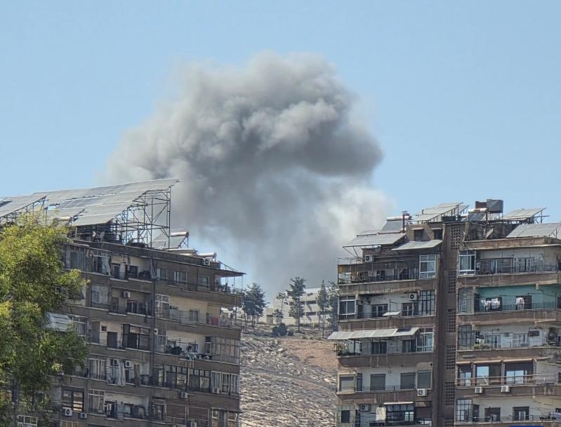 2025년 7월 16일 이스라엘의 공습 후 다마스쿠스의 시리아 대통령 관저에서 연기가 피어오르고 있습니다. 사진: 신화통신