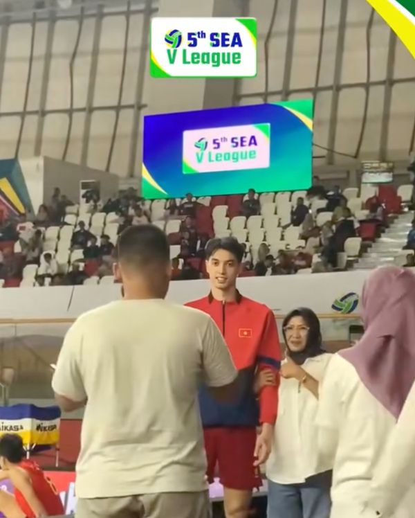 Thanh Hai duoc co dong vien xin chup hinh o SEA V.League 2025. Anh cat tu video