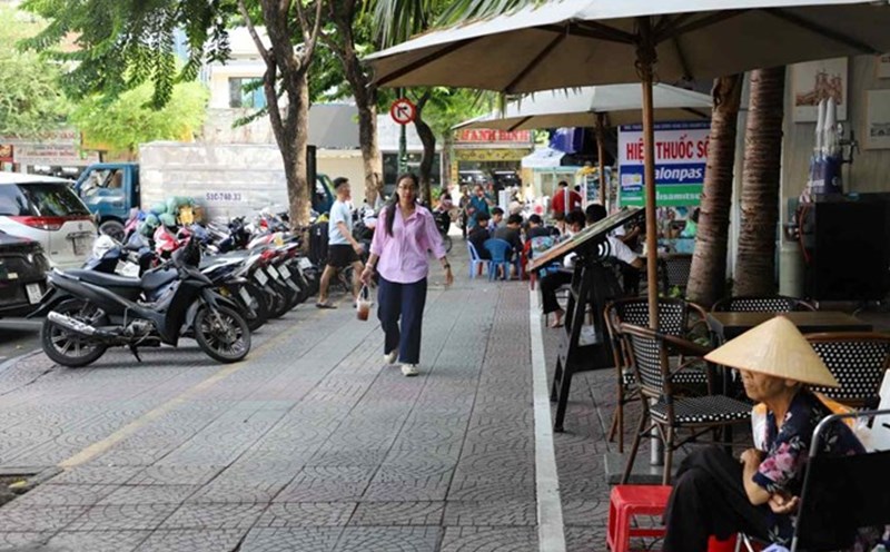 Sidewalk on Phan Boi Chau Street (HCMC) for pilot lease. Photo: Minh Quan