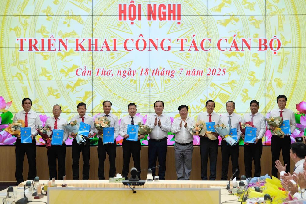 Lanh dao UBND TP. Can Tho trao quyet dinh ve cong tac can bo. Anh: Ta Quang.
