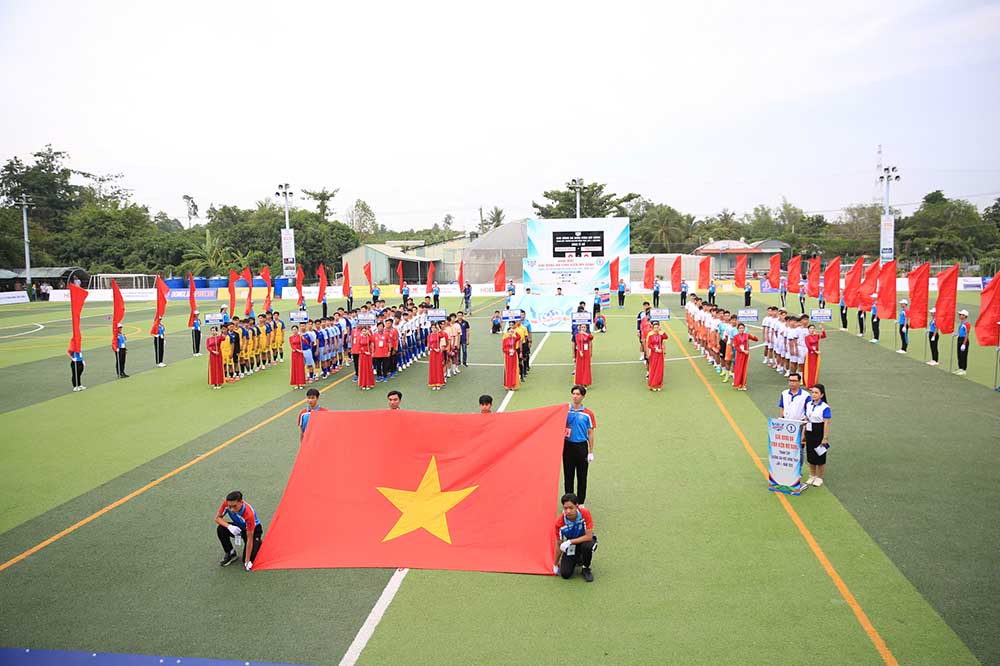 Toan canh le khai mac Giai bong da sinh vien mo rong 2025. Anh: Kha Hoa