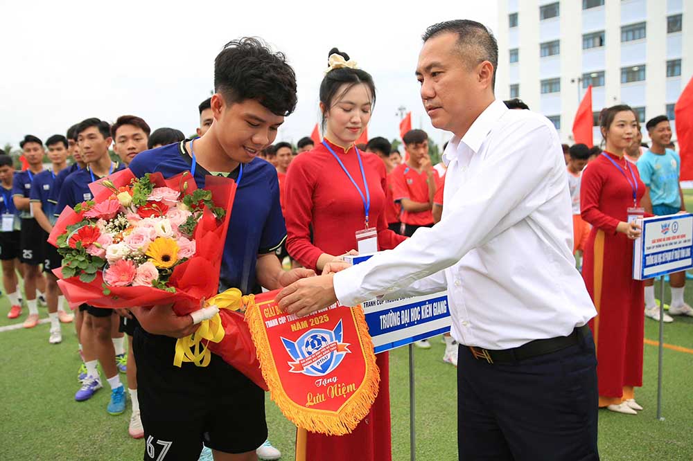 VFF Vice President Nguyen Xuan Vu attended the tournament opening ceremony. Photo: Kha Hoa