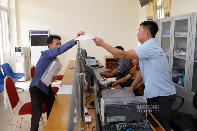 人々は、ディエン・ビエン州のシン・タウ・コミューンの管理サービスセンターで選手を解決するために来ます。写真：Quang Dat