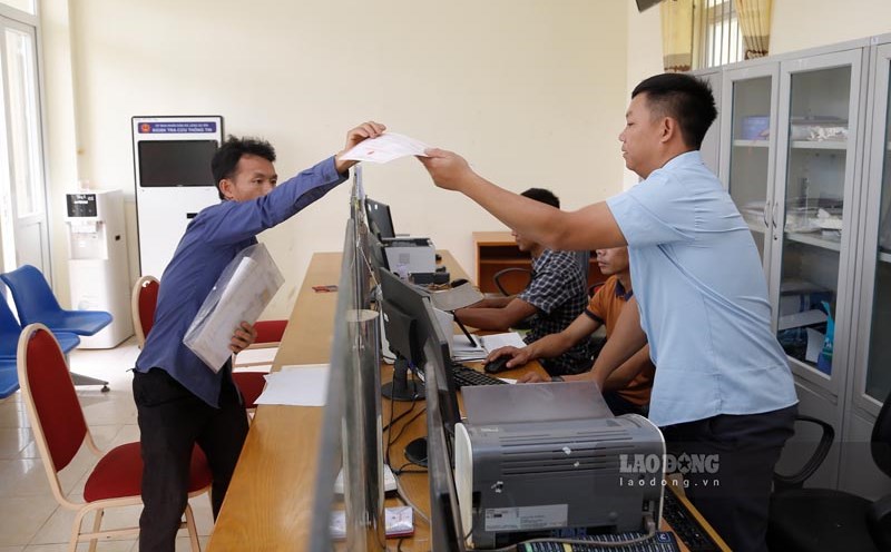 People come to settle the problem at the Public Administration Service Center of Sin Thau commune, Dien Bien province. Photo: Quang Dat