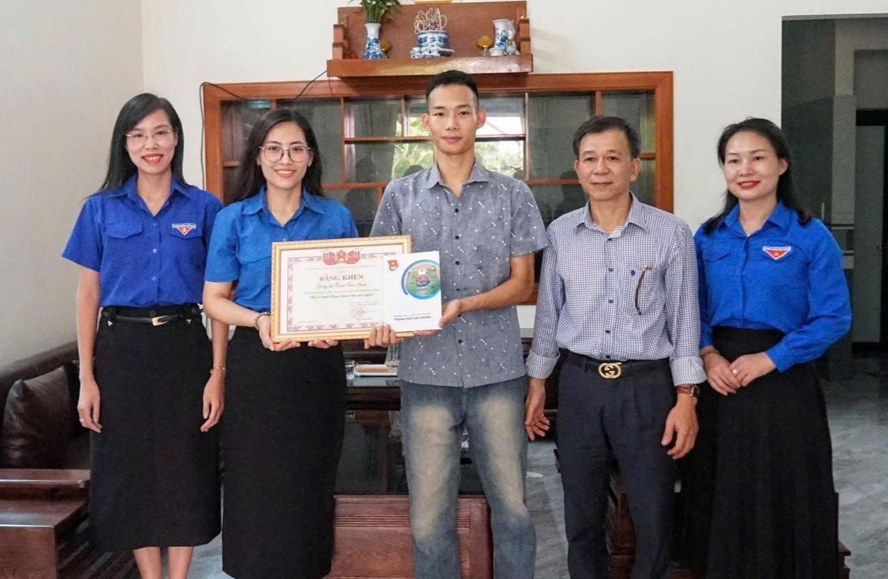 El Secretario de Thanh Doan Hai Phong otorgo certificados de merito al Sr. Tran Van Nam. Foto: Thanh Doan Hai Phong