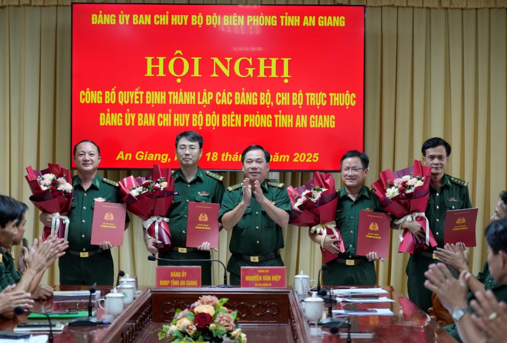 Colonel Nguyen Van Hiep presented the decision to appoint the Secretary and Deputy Secretary to the Border Guard units of the sea, islands, special zones and border areas of Kam Pot province - Cambodia. Photo: Tien Vinh