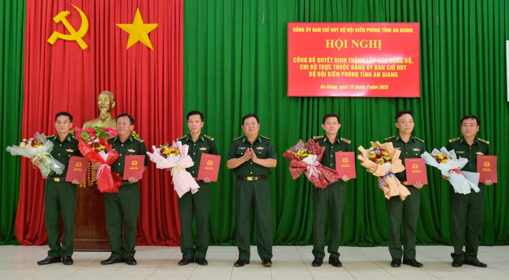Dai ta Pham Van Thang trao cac quyet dinh thanh lap Dang bo, Chi bo cac don Bien phong tuyen bien gioi tiep giap tinh Ta Keo va Kandal – Vuong quoc Campuchia. Anh: Tien Vinh