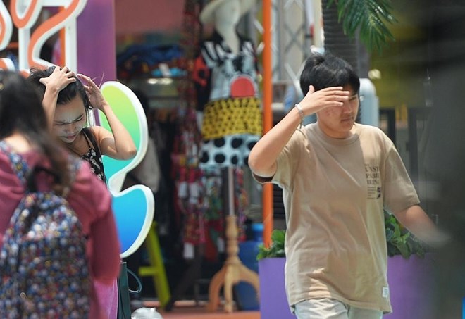 7월 19일 서북부 날씨 늦은 오후와 밤에는 소나기와 뇌우가 산발적으로 내리고 맑은 날에는 평균 기온이 26-35°C입니다. 사진: 신화통신