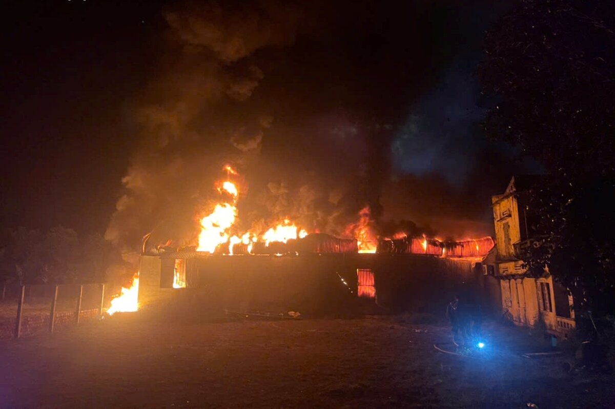 Quang Ngai省Mo Cayコミューンのプラスチック工場が炎上したときの煙の山は数百メートルの高さでした。写真:Bao Hoa