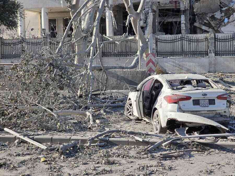 이스라엘의 공습 후 시리아 다마스쿠스 중심부의 우마이야드 광장에서의 피해 사진: 신화통신