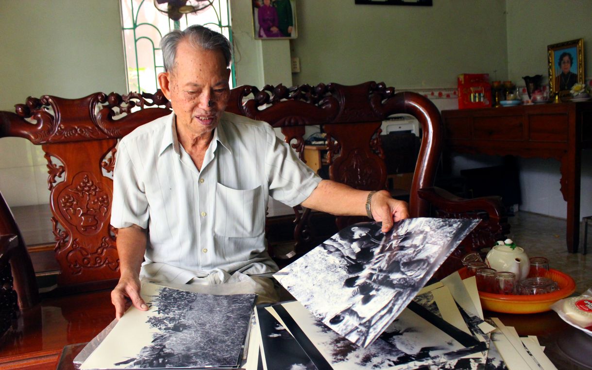 Nha bao thuong binh Hoang Dung ben nhung tac pham tac nghiep trong khang chien chong My. Anh: Luc Tung