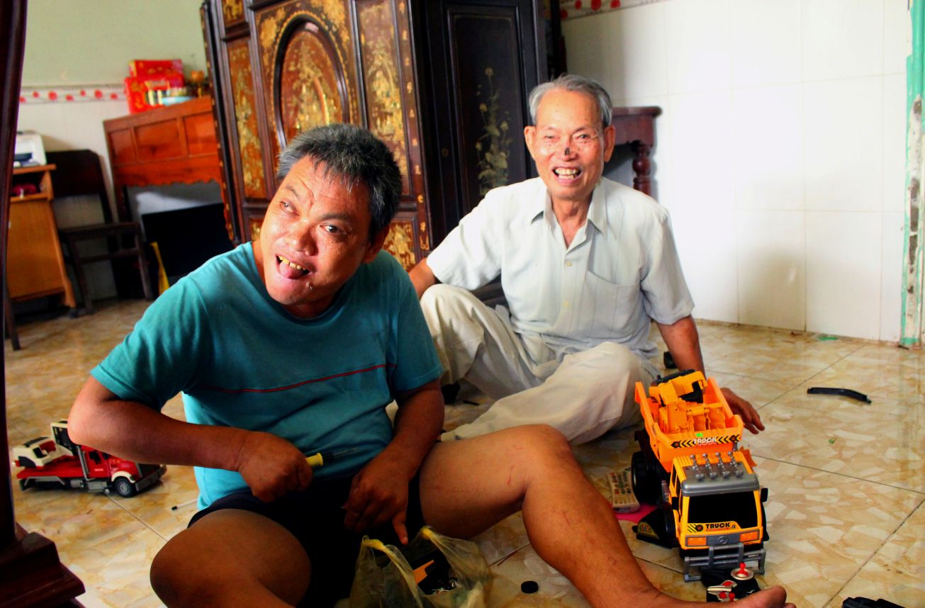 Hang ngay ong Dung phai vua lam cha, vua lam me va vua lam ban voi nguoi con bi di chung tu chat doc hoa hoc cua chien tranh. Anh: Luc Tung
