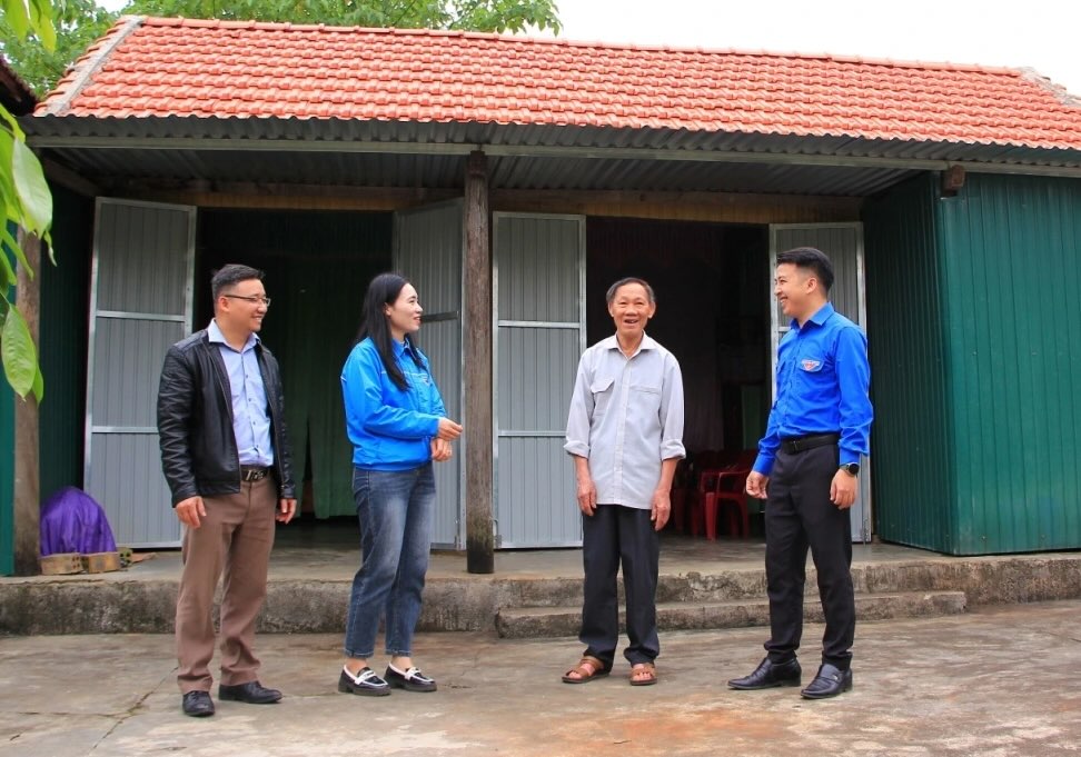 El Sr. Dinh Xuan Luu recibio el apoyo de reparar su casa en ruinas. Foto: Xuan Hai