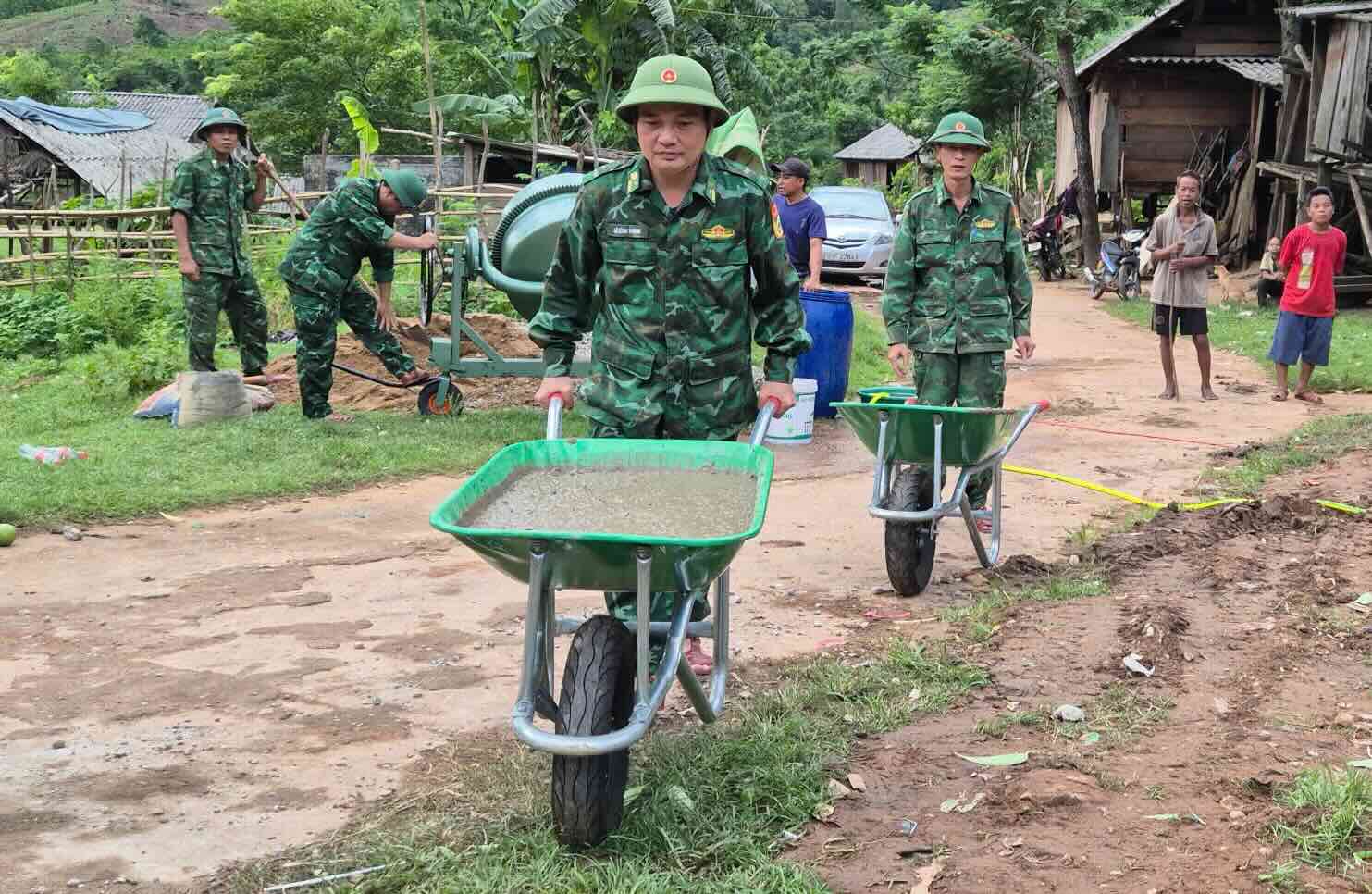 Luc luong Bo doi Bien phong ho tro xoa nha tam, nha dot nat cho nguoi dan. Anh: Xuan Hieu