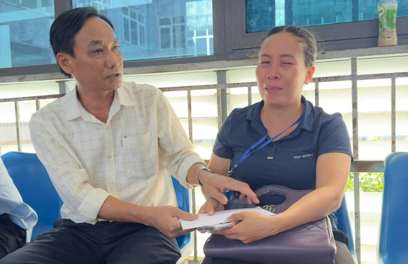 남성 의사의 가족(사진 오른쪽)이 Thach Han 지역 의료 센터 노동조합에서 기증한 돈을 받고 감동하고 있습니다. 사진: Thach Han 지역 의료 센터