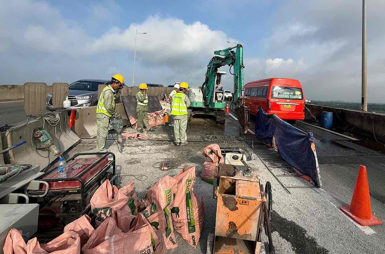 호치민-롱탄-저우자이 고속도로의 롱탄 다리 보수. 사진: VEC-E