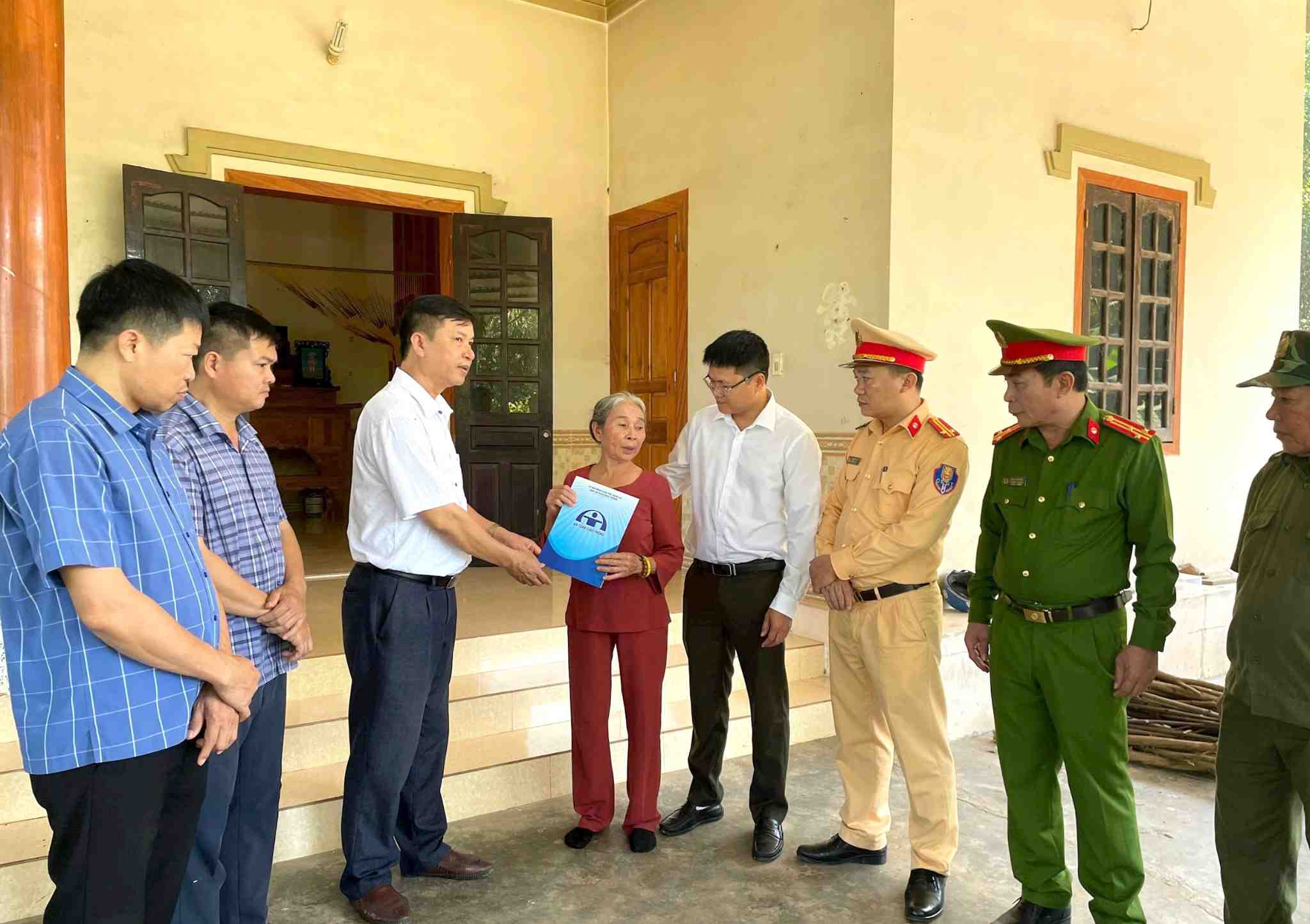 The working group of Nghe An Provincial Traffic Safety Committee visited the family of a victim who died in a traffic accident. Photo: Ngoc Anh
