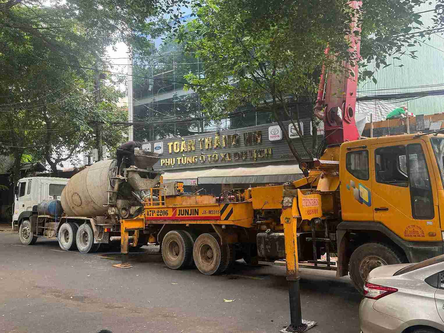 2台のバスとコンクリート車は、サイズ、重量が大きかったため、道路を横切って通行を遮断し、交通安全を損ないました。写真:バオ・チュン