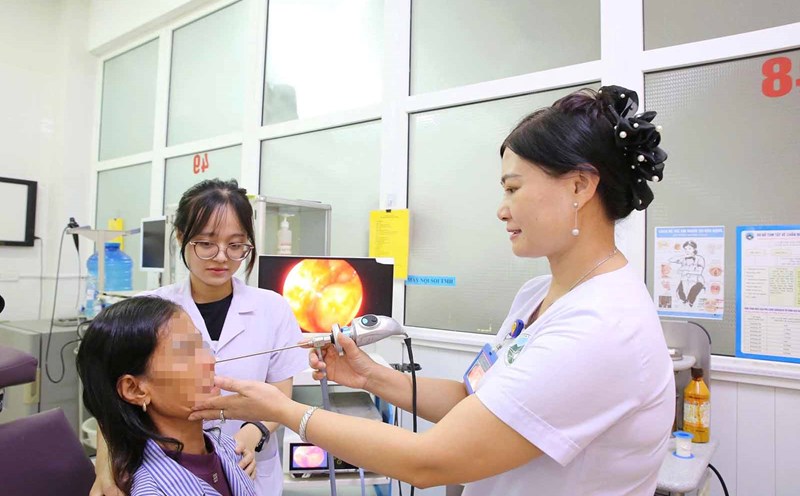 The patient had a burst in his nose and was successfully removed by the Doctor of Ha Tinh General Hospital. Photo: Dung Tuan.