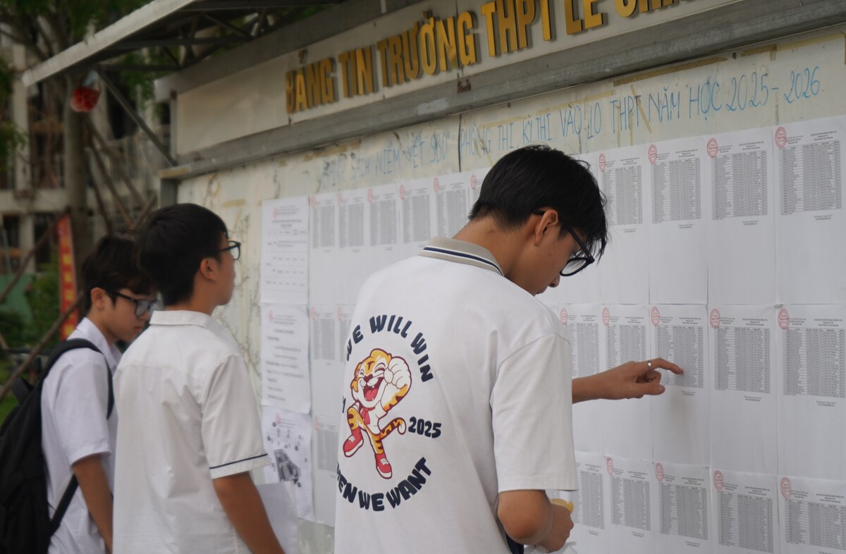 Los estudiantes buscan puntajes de los examenes. Foto: Mai Dung