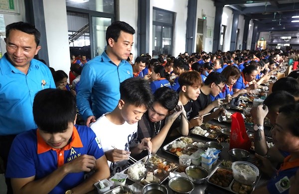 Hung Yenは「労働組合の食事」プログラムに対応しました。写真：Quang Long