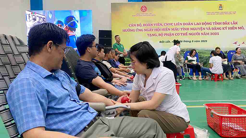 これまで、ダクラク省の多くの組合員、労働者がボランティア献血に積極的に参加しています。写真:バオ・チュン