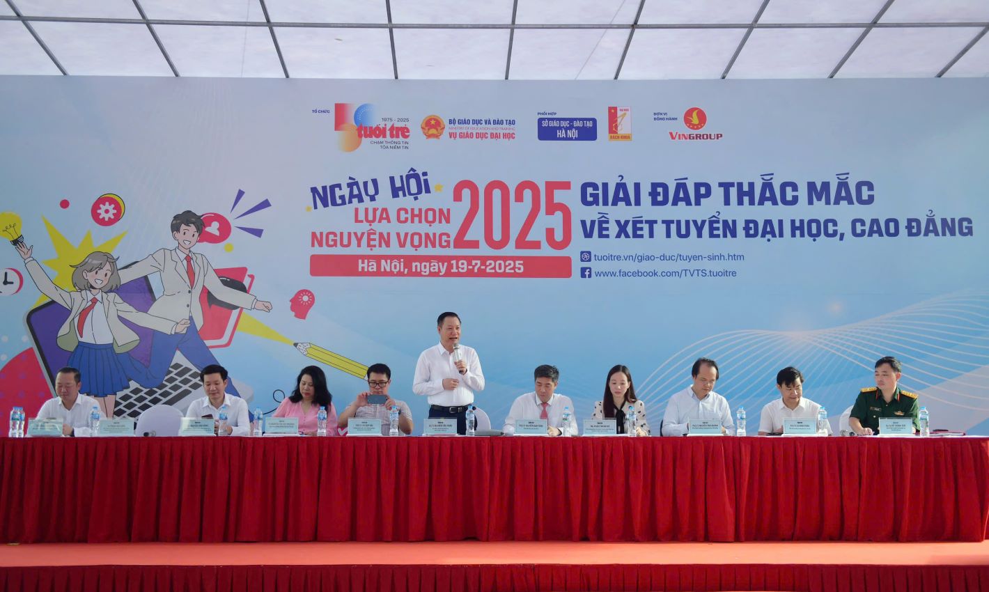 GS.TS Nguyen Tien Thao, Vu truong Vu Giao duc dai hoc (Bo GDDT) cung dai dien cua cac truong dai hoc giai dap thac mac, tu van tuyen sinh cho hoc sinh, phu huynh. Anh: Nam Tran