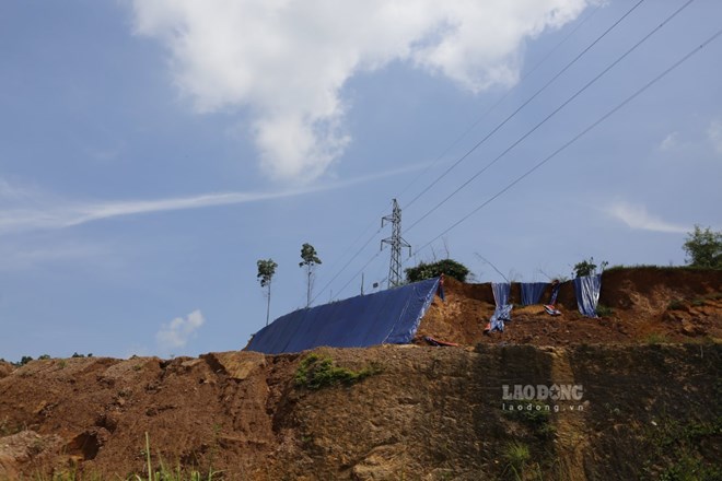 Ẩn họa từ những cột điện nằm cheo leo trên đỉnh đồi