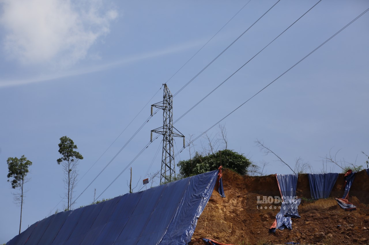 Vị trí cột điện 110kV tại khu vực phường Văn Phú được gia cố tạm, nhưng vẫn rất nguy hiểm. Ảnh: Văn Đức.